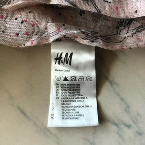 H&M Accessories - Light fabric pattern scarfs 2 bundle H&M Accessories - Light fabric pattern scarfs 2 bundle
